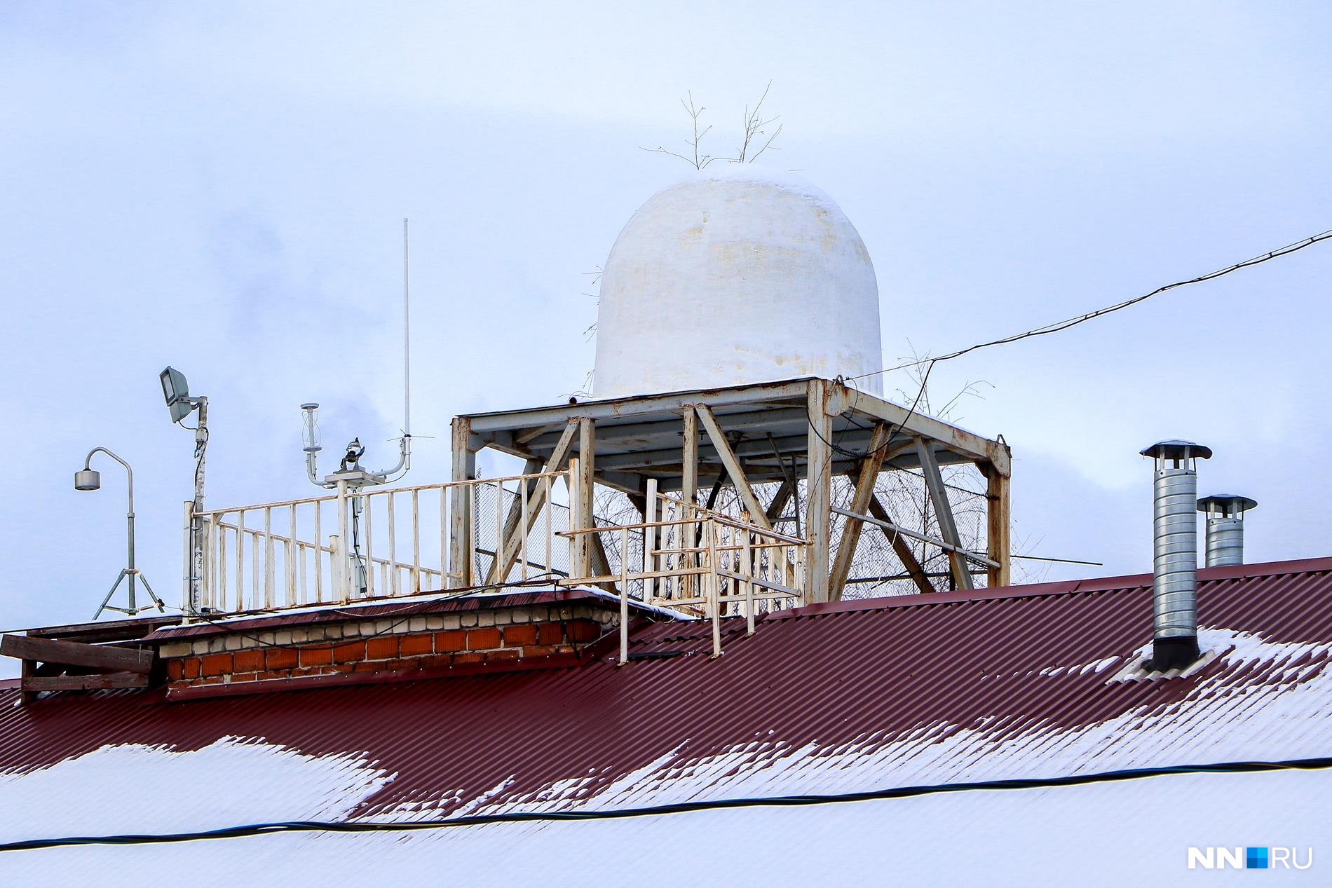Под куполом находится антенна, которая принимает сигналы от поднявшегося в небо зонда<br><br>