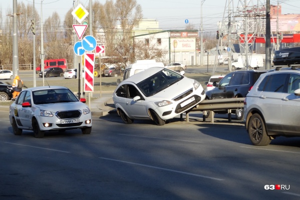 Машина буквально повисла на конструкциях, которые отделяют полосы движения друг от друга Машина буквально повисла на конструкциях, которые отделяют полосы движения друг от друга 