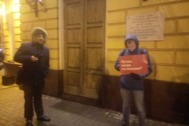 Активист встал возле входа в театр, где сейчас находится президент Владимир Путин