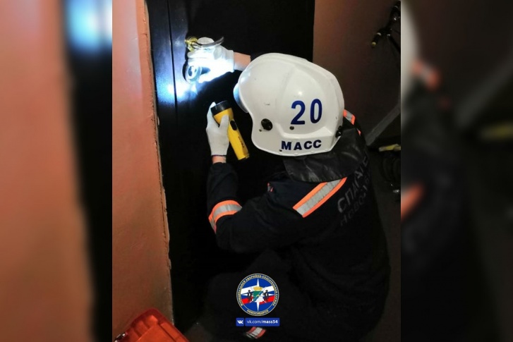 Чтобы помочь плачущему ребёнку, спасателям пришлось вскрывать дверь Чтобы помочь плачущему ребёнку, спасателям пришлось вскрывать дверь