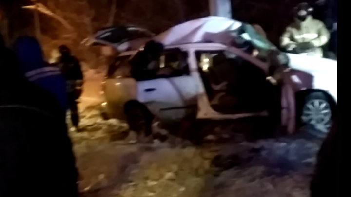 «Лихо обогнал»: в Челябинске в столб врезался автомобиль, полный людей