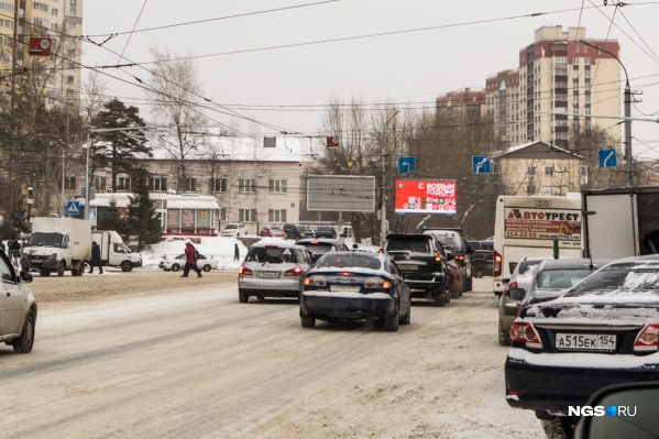 Три знака движения по полосам Три знака движения по полосам