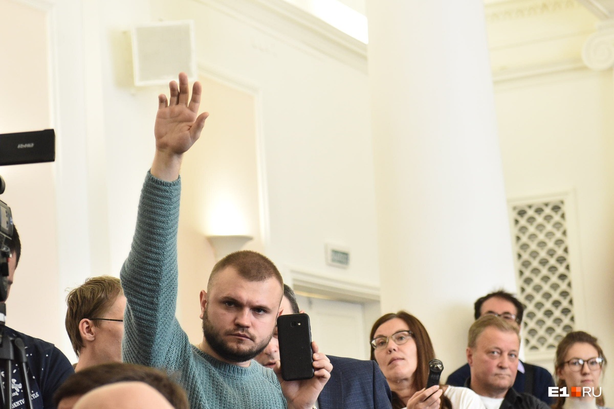 Сквер остаётся в игре, опрос займёт месяц: главное со встречи Высокинского и защитников храма
