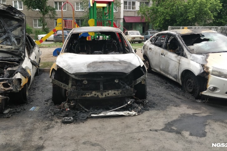 В середине июня в Железнодорожном районе <a href="https://ngs24.ru/news/more/66129790/" target="_blank" class="_">сгорели сразу три машины</a>