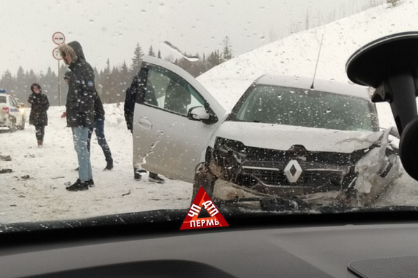 У первой иномарки побит капот У первой иномарки побит капот