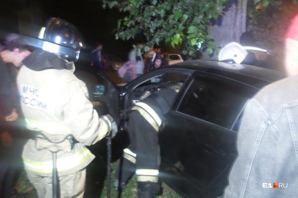 Из машины девушку доставали очевидцы, спасатели приехали уже позже Из машины девушку доставали очевидцы, спасатели приехали уже позже