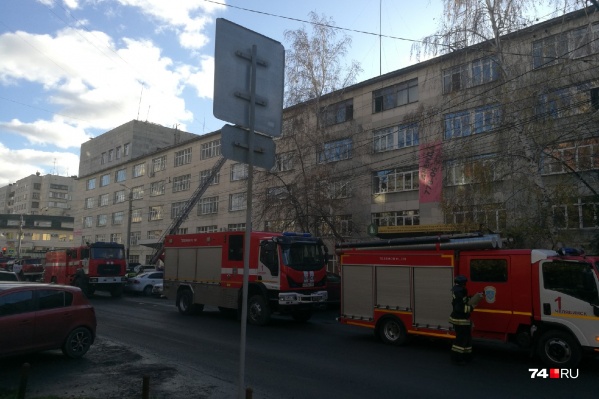 Возгорание произошло на пятом этаже здания Возгорание произошло на пятом этаже здания