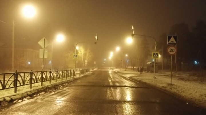 Осторожнее за рулём! Трассу под Екатеринбургом окутало туманом