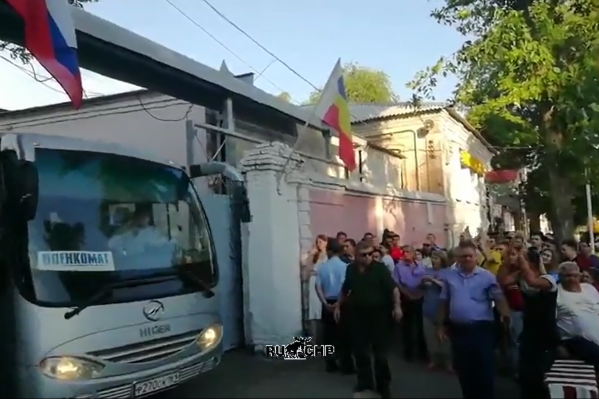 Автобус выезжал с территории военкомата Автобус выезжал с территории военкомата 