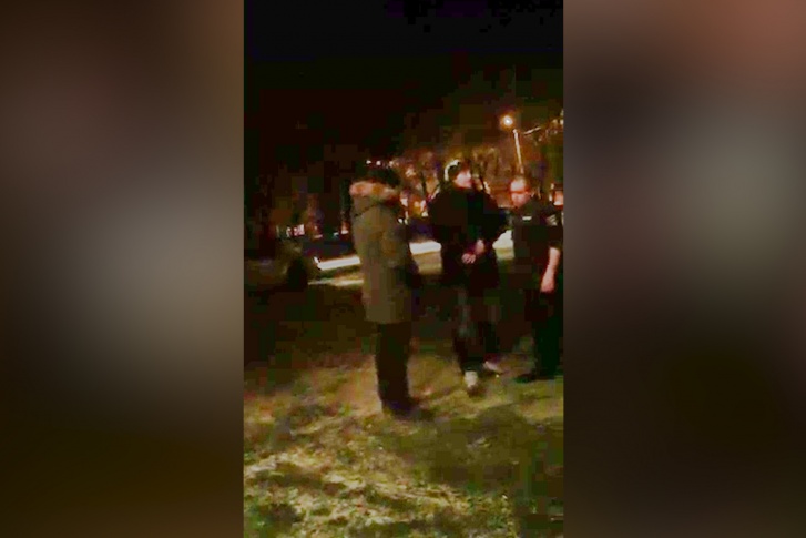 Челябинец рассказал, что люди в форме сотрудников МВД устроили пьяный дебош на улице Челябинец рассказал, что люди в форме сотрудников МВД устроили пьяный дебош на улице