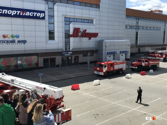 К месту ЧП выезжали около 20 единиц пожарно-спасательной техники К месту ЧП выезжали около 20 единиц пожарно-спасательной техники
