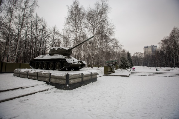 Копия танка Т-34 установлена также в сквере Славы Копия танка Т-34 установлена также в сквере Славы