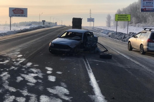 Водителя и пассажира Volkswagen госпитализировали Водителя и пассажира Volkswagen госпитализировали