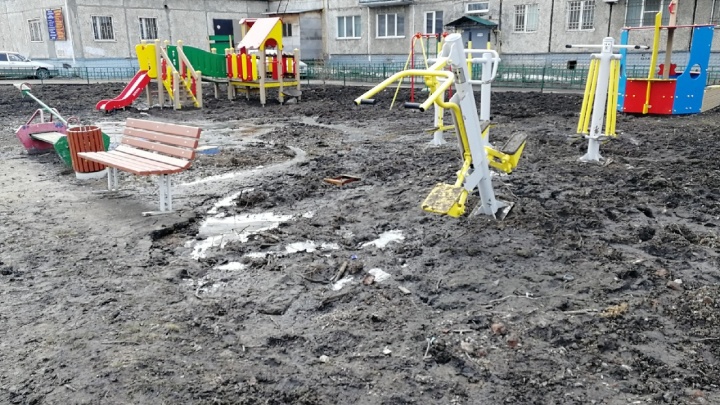 Детская площадка на Седова утонула в грязи. Её благоустроили зимой на бюджетные деньги