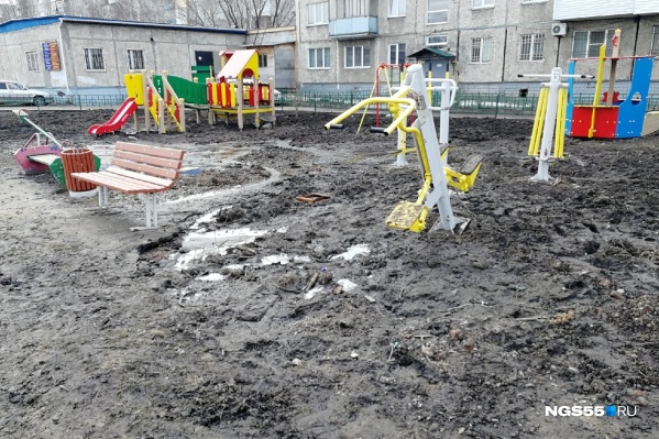 Новую детскую площадку монтировали зимой поверх сугробов Новую детскую площадку монтировали зимой поверх сугробов
