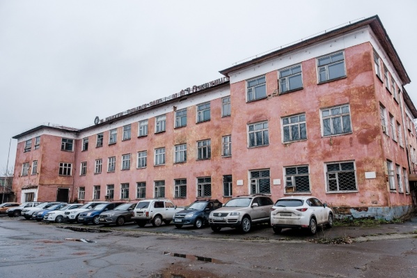 Сейчас без оплаты труда здесь остаются 50 человек Сейчас без оплаты труда здесь остаются 50 человек