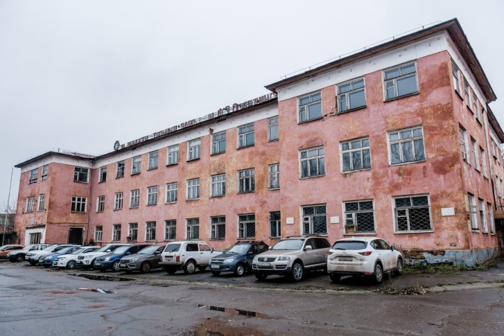 Сейчас без оплаты труда здесь остаются 50 человек Сейчас без оплаты труда здесь остаются 50 человек