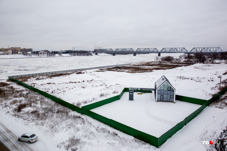 Территорию уже огородили Территорию уже огородили