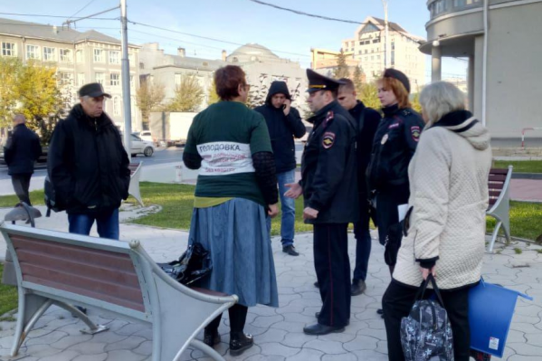 Обманутые дольщики решили устроить голодовку прямо под окнами главным чиновников региона Обманутые дольщики решили устроить голодовку прямо под окнами главным чиновников региона