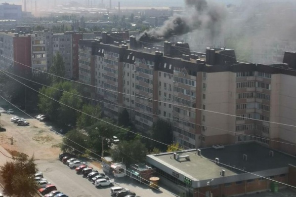 Пожар вспыхнул на техническом этаже девятиэтажки Пожар вспыхнул на техническом этаже девятиэтажки