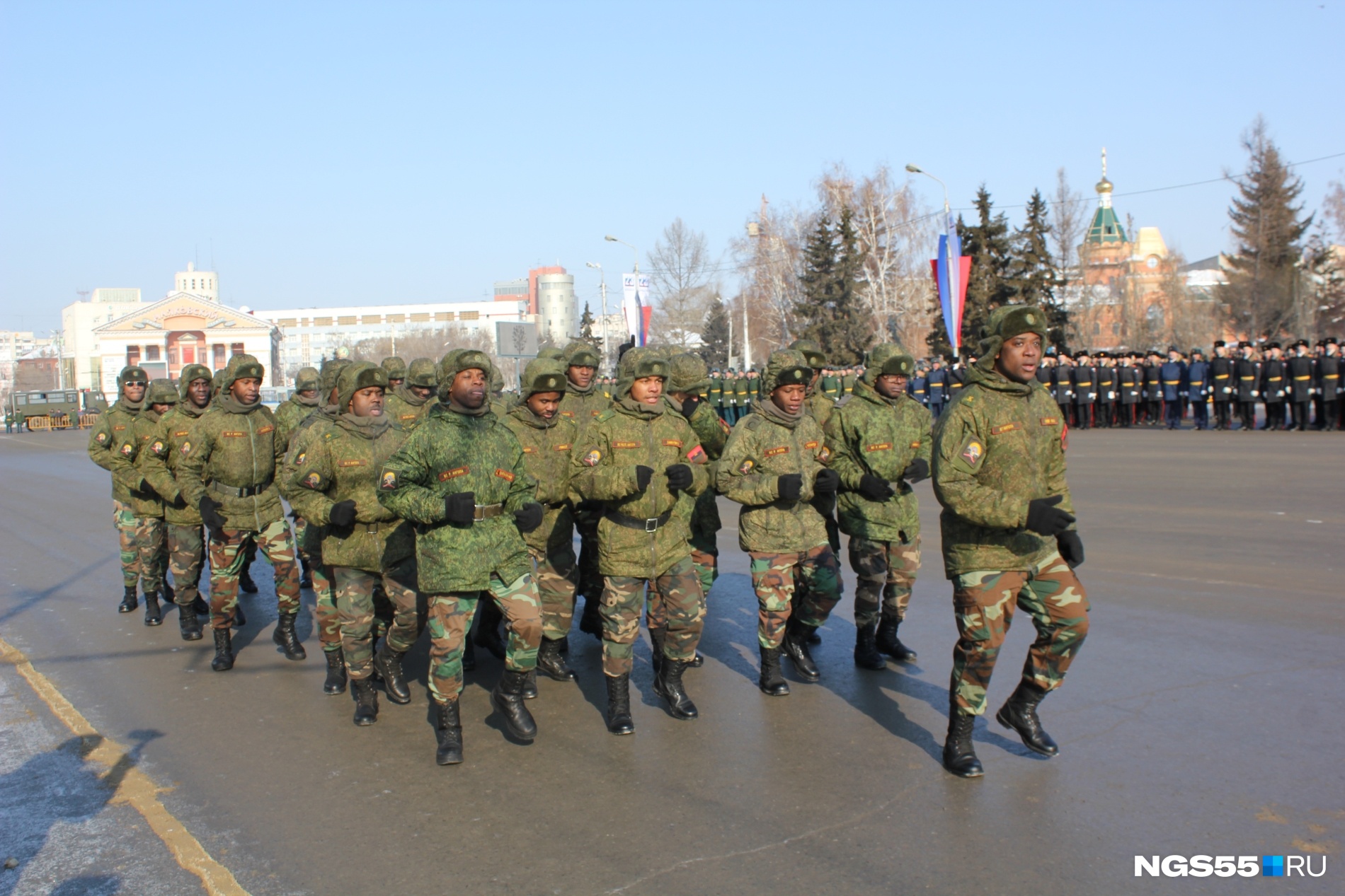 «Мы уже люди сибирские»: темнокожие студенты танкового института выступили на параде в Омске