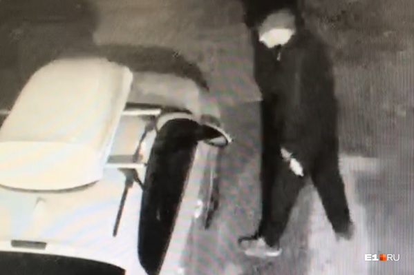 Вор сначала прошёл мимо машины, но потом решил вернуться Вор сначала прошёл мимо машины, но потом решил вернуться