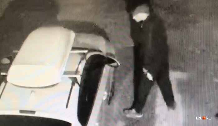 Вор сначала прошёл мимо машины, но потом решил вернуться Вор сначала прошёл мимо машины, но потом решил вернуться