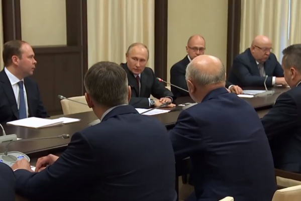 Путин встретил с уволенными губернаторами и пообещал всем госнаграду Путин встретил с уволенными губернаторами и пообещал всем госнаграду