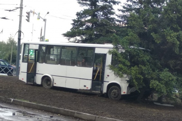 Очевидцы говорят, что у маршрутки отказали тормоза Очевидцы говорят, что у маршрутки отказали тормоза