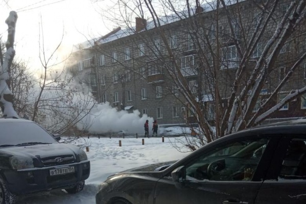 По словам очевидцев, трубу прорвало в двух местах По словам очевидцев, трубу прорвало в двух местах