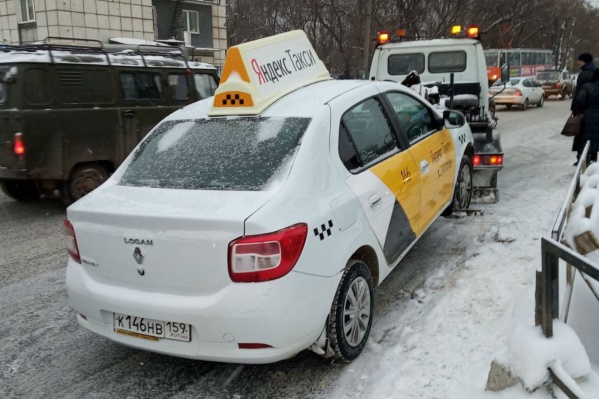 Эвакуатор увозит автомобиль таксиста-нарушителя Эвакуатор увозит автомобиль таксиста-нарушителя