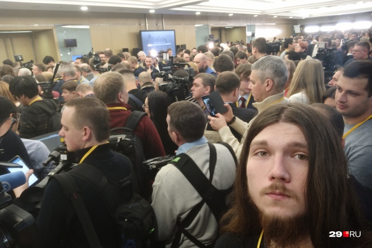 В зал пока не пускают, журналисты ждут в очереди В зал пока не пускают, журналисты ждут в очереди