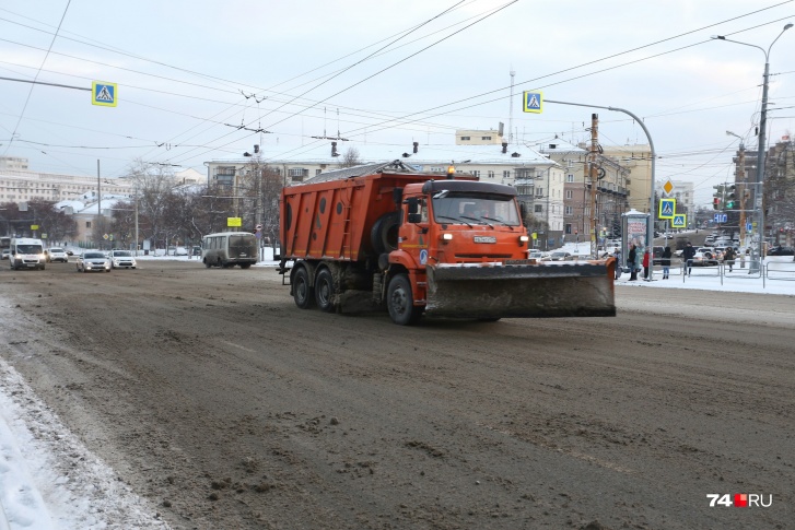Чистить дороги в Челябинске сегодня начали лишь утром, но у этого КАМАЗа ковш почему-то поднят Чистить дороги в Челябинске сегодня начали лишь утром, но у этого КАМАЗа ковш почему-то поднят