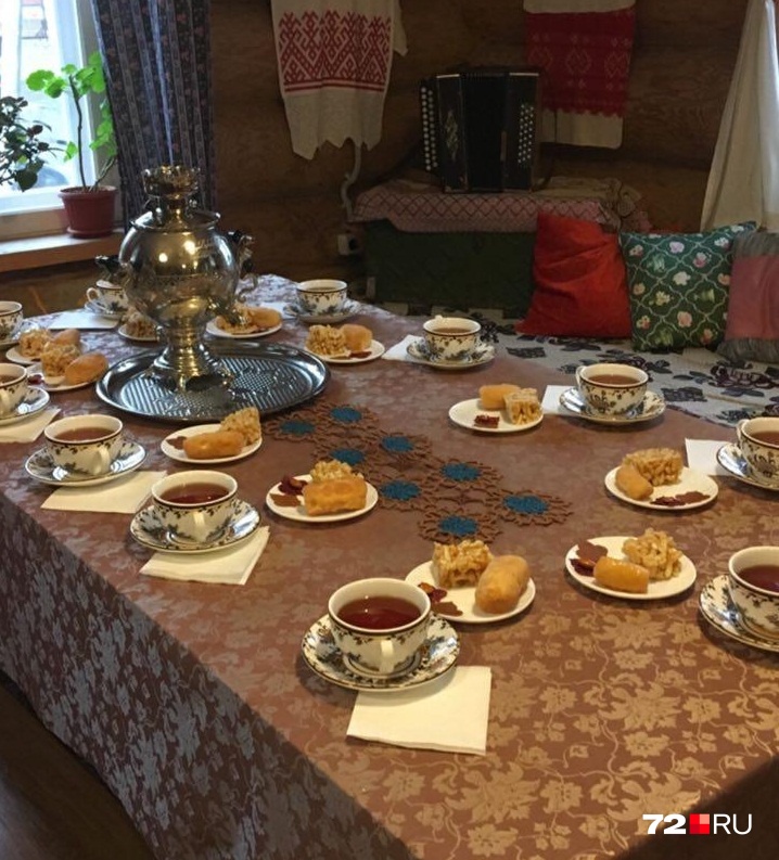 — В Татарстане могут не поесть, но от чая никогда не откажутся, — рассказывает экскурсовод — В Татарстане могут не поесть, но от чая никогда не откажутся, — рассказывает экскурсовод 