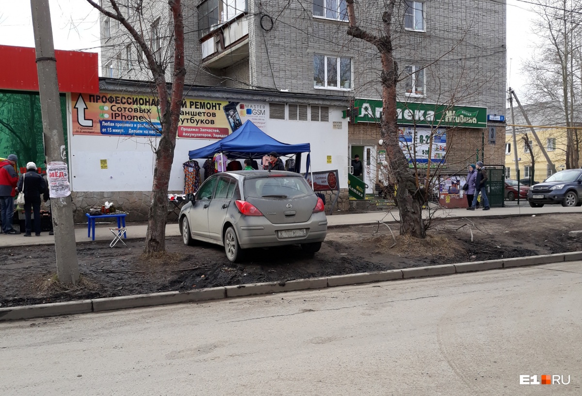 «Я паркуюсь как...»: любители помоек и наглые водители перед элитной гимназией