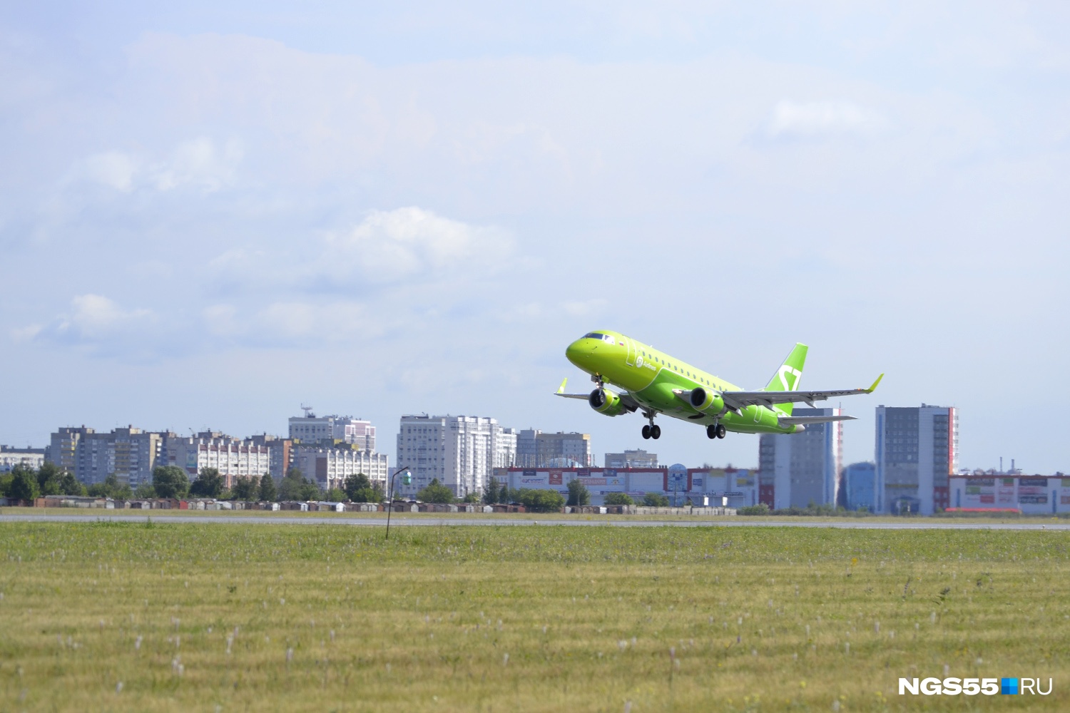 В Омске экстренно сел самолёт «Барнаул — Москва» — пассажиру стало плохо с сердцем