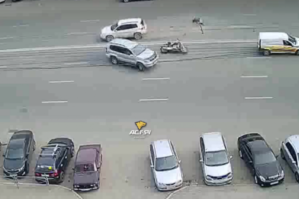 В мотосообществе обвиняют водителя кроссовера, который перестраивался, не глядя в зеркала В мотосообществе обвиняют водителя кроссовера, который перестраивался, не глядя в зеркала