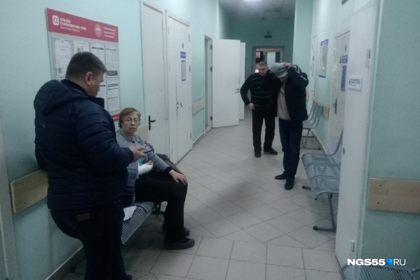 В отделении приёма врача ожидало четыре пациента с различными травмами В отделении приёма врача ожидало четыре пациента с различными травмами