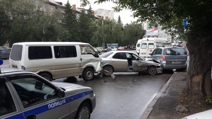 На месте аварии работают полицейские и врачи На месте аварии работают полицейские и врачи