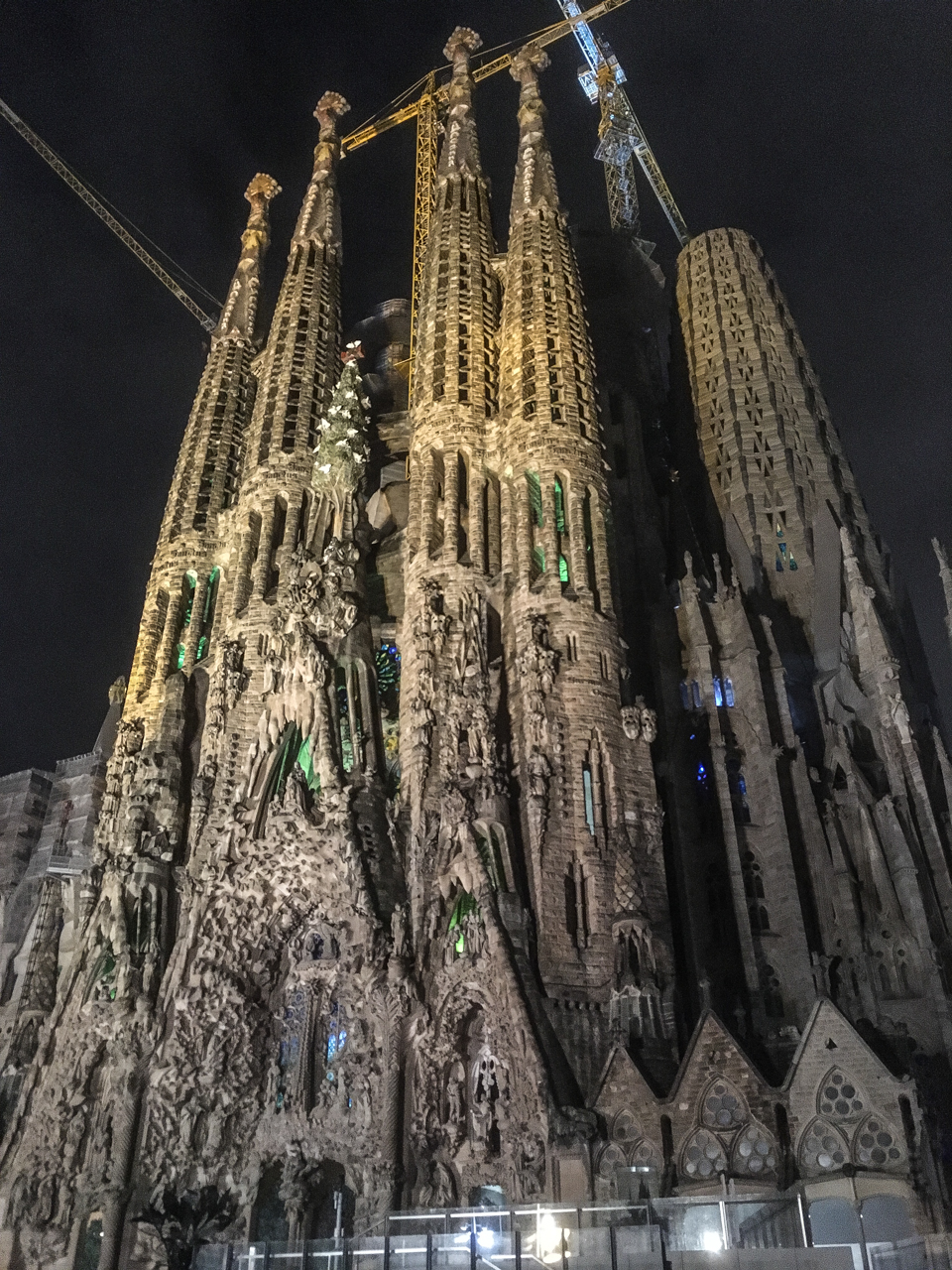 Наша первая цель: храм Sagrada Familia начали строить в 1882 году, а закончат, предположительно, в 2026 году, через сто лет после смерти Антонио Гауди