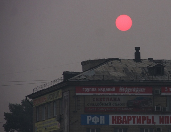 Севастополь лежал в красноватой дымке егэ ответы. Красное солнце в Новосибирске. Солнце над Новосибирском. Красное солнце Сибири. Красное солнце сегодня в Новосибирске.