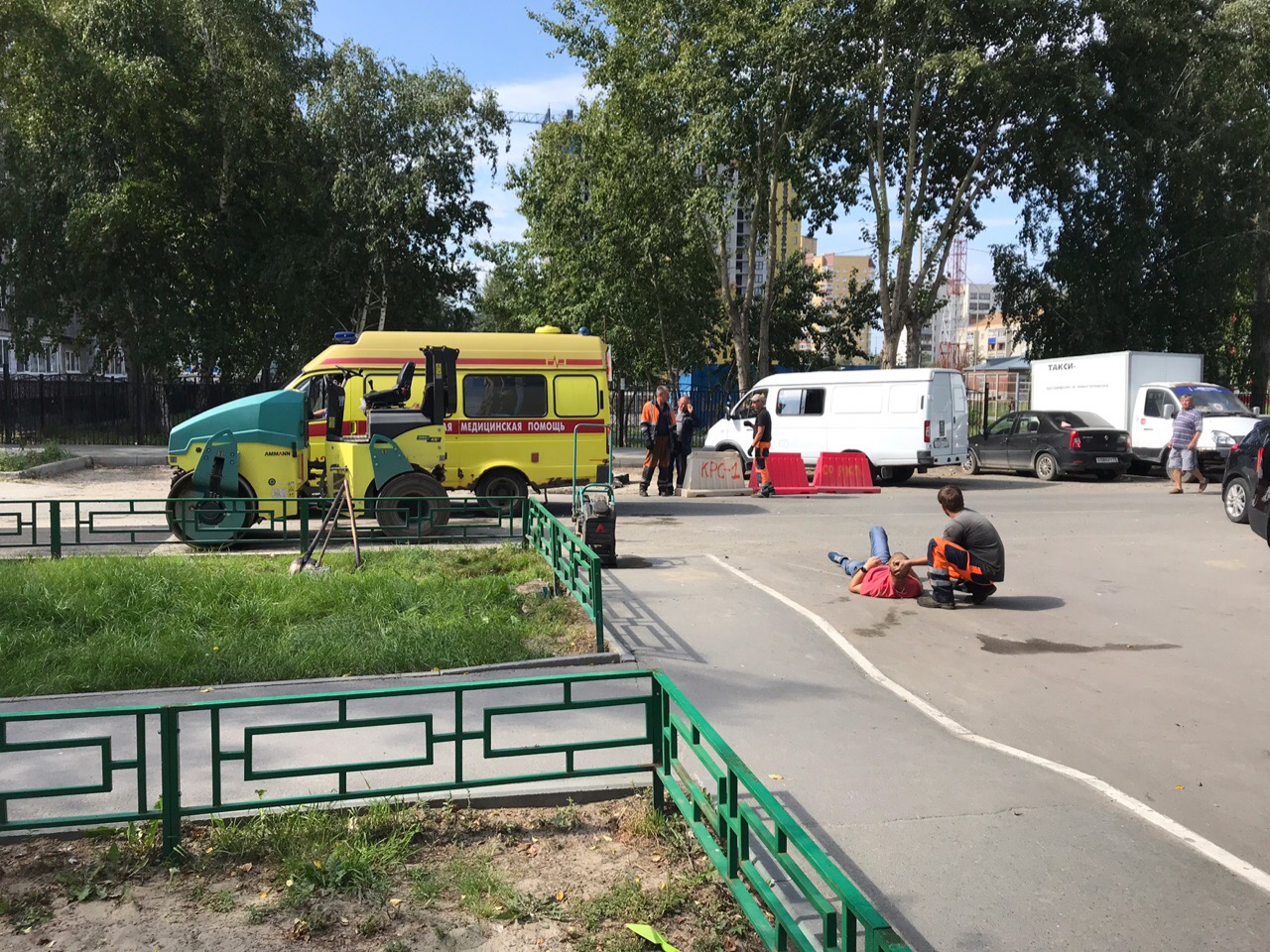 На Муравленко водитель катка наехал на ногу своему начальнику: пострадавшего увезли в больницу