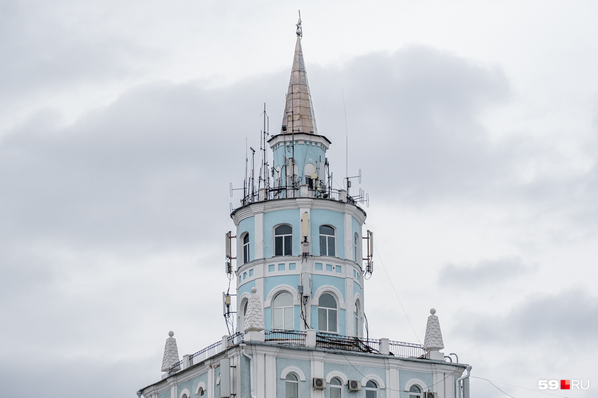 На самом верху располагаются кабинеты, а венчает башню шпиль На самом верху располагаются кабинеты, а венчает башню шпиль