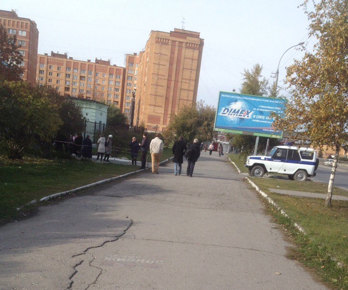 Во время эвакуации из школы <nobr class="_">№ 1</nobr> Во время эвакуации из школы <nobr class="_">№ 1</nobr>