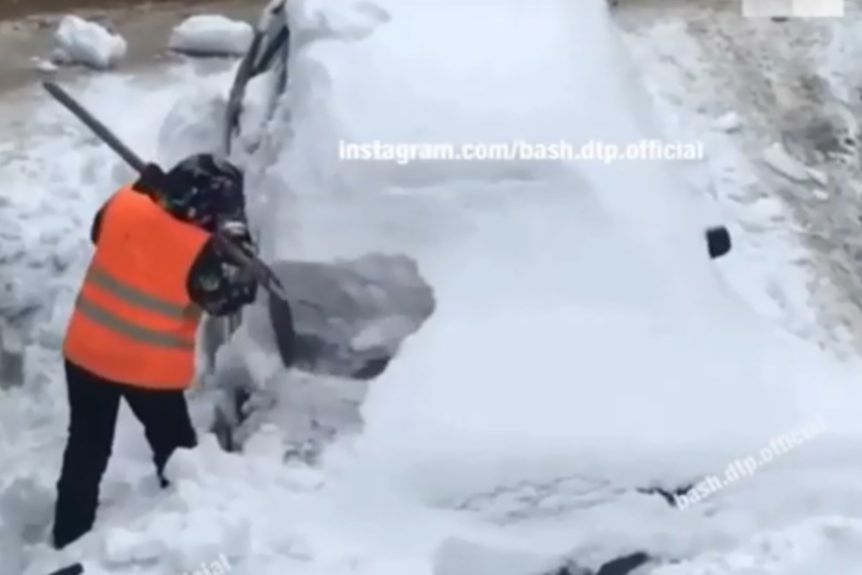 Коммунальщики Уфы соскребли снег с машины пенсионера металлической лопатой, есть видео