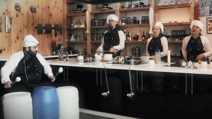 ХламDrum и макароны с мясом: смотрим, как нижегородцы играют хит на терках, кастрюлях и сковородках