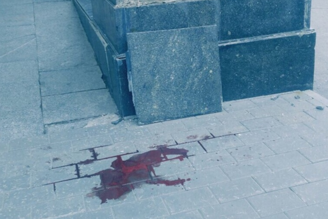 На месте происшествия остались лишь отколотая плита и пятна крови На месте происшествия остались лишь отколотая плита и пятна крови