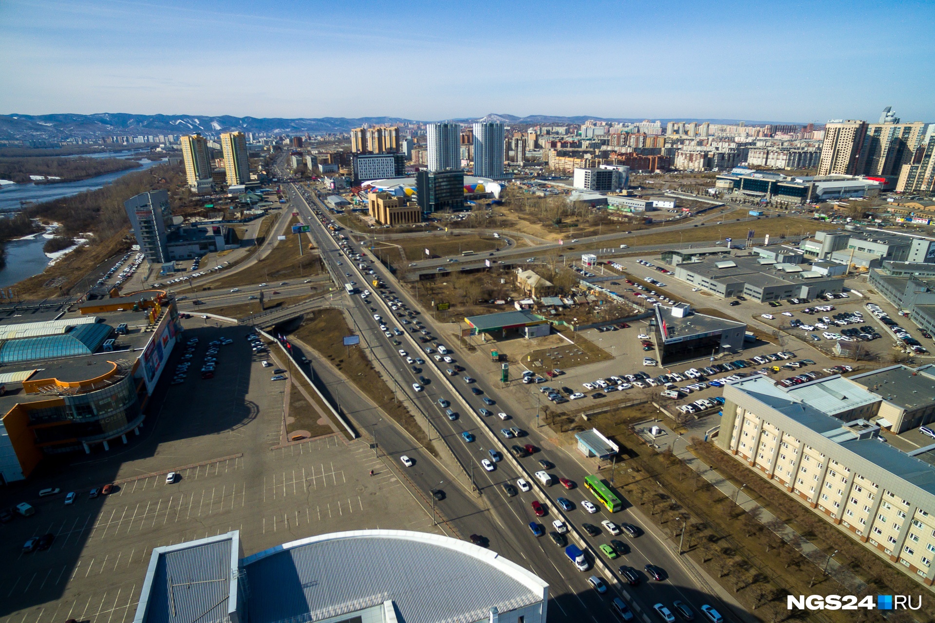 Нгс новости красноярск. Красноярск улица Партизана Железняка. Взлетка Красноярск. Красноярск 2005 Взлетка. Взлетка Сити Красноярск Партизана.