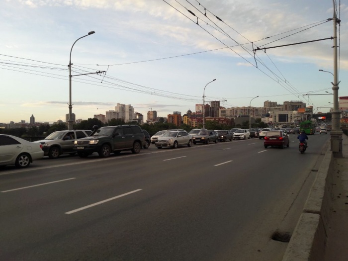 На Коммунальном мосту растянулась пробка в сторону левого берега На Коммунальном мосту растянулась пробка в сторону левого берега