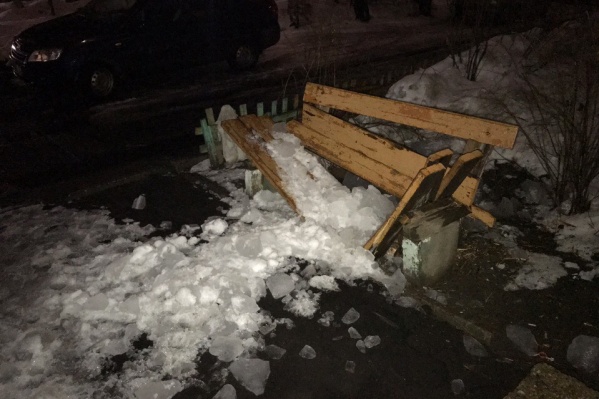 Лёд с крыши рухнул прямо на лавочку Лёд с крыши рухнул прямо на лавочку
